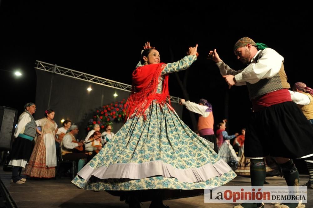 Festival de folclore en el Puente de Hierro