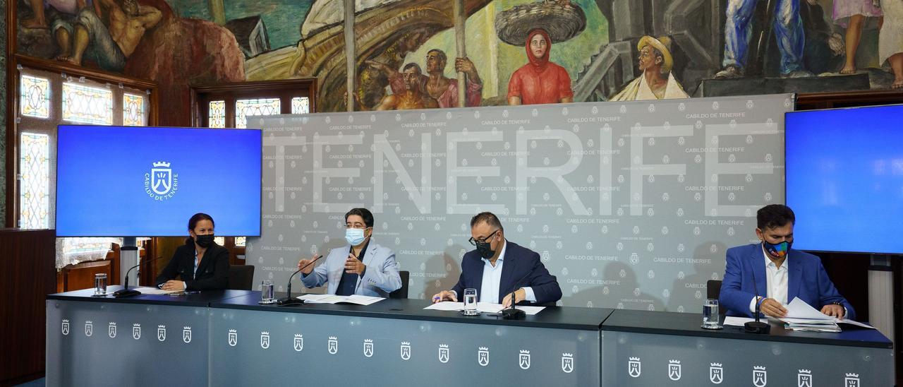 El presidente del Cabildo de Tenerife, Pedro Martín, y el director del SCS, Conrado Domínguez (en el centro), en la firma del convenio para la prescripción de actividad física.