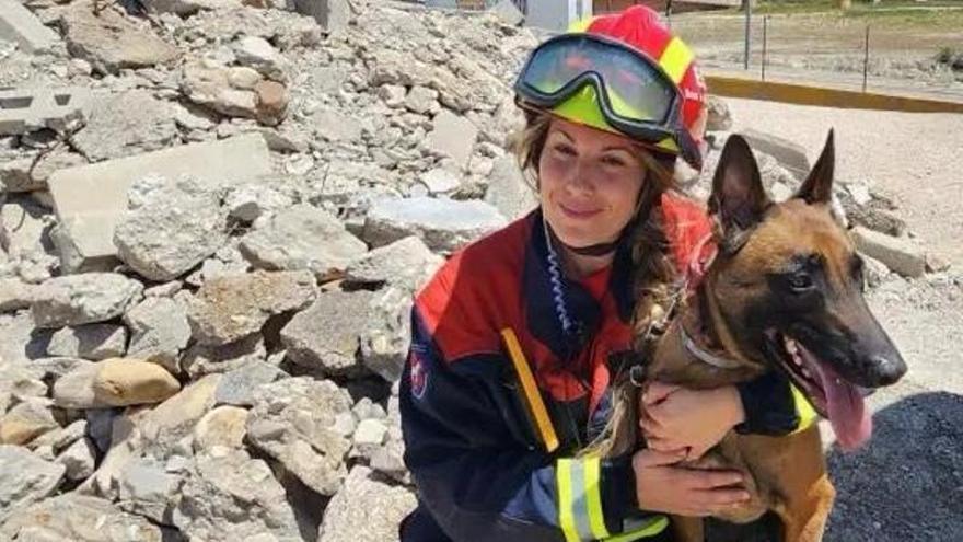 Una integrante de Boltaña de un equipo de rescate busca entre los escombros del terremoto en La Guaira