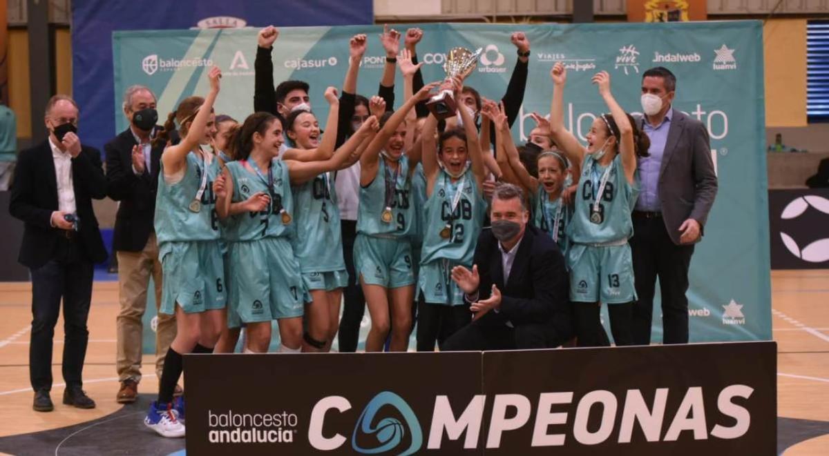 La selección provincial mini femenina celebra la victoria en el campeonato andaluz de la pasada temporada.