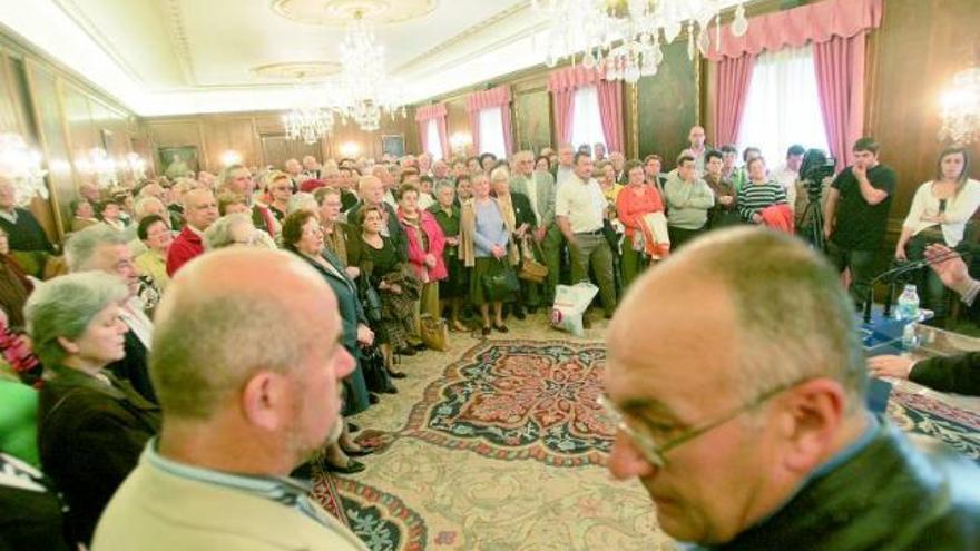 Visitantes gallegos, ayer, en el salón de recepciones del Ayuntamiento.