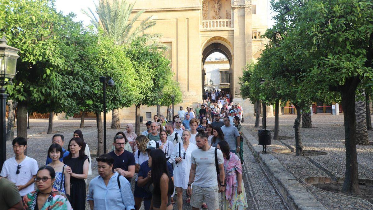 Cola en el Patio de los Naranjos para acceder al interior de la Mezquita-Catedral.