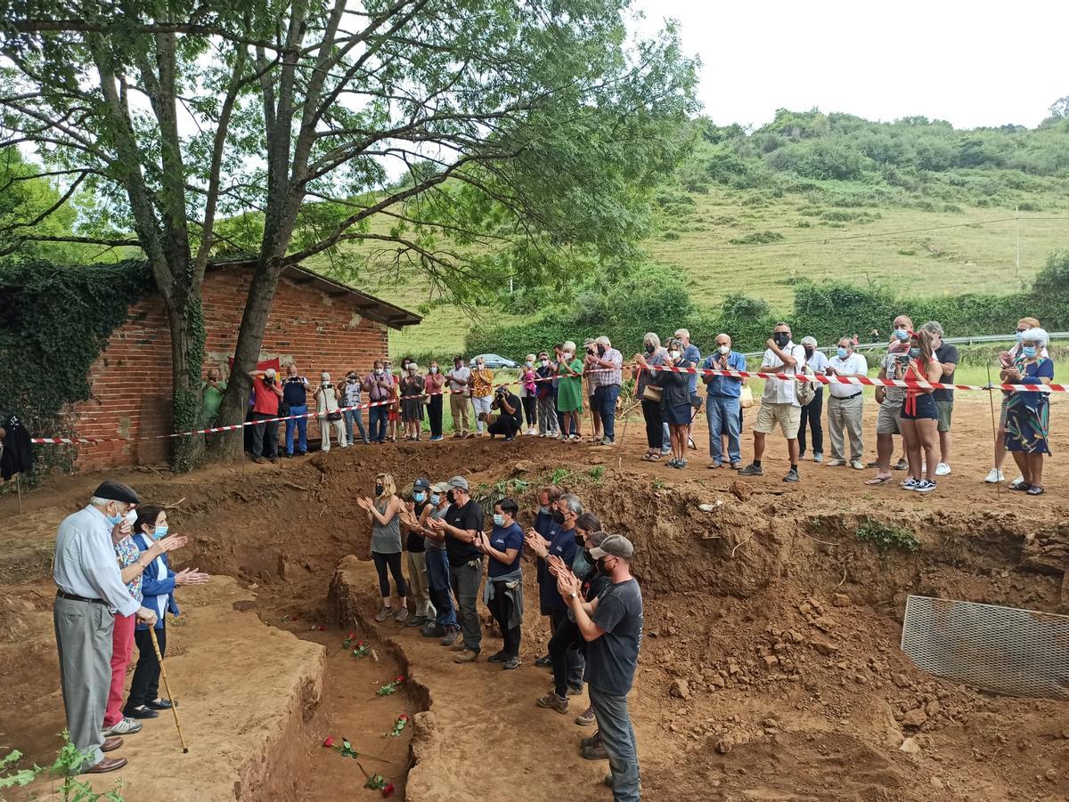 Acto de reconocimiento en la fosa de El Rellán.
