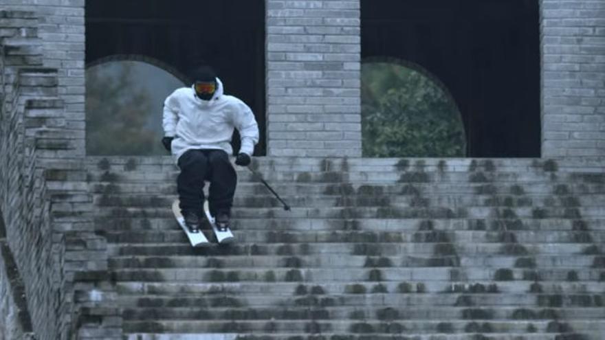 Curioso vídeo de un esquiador esquiando por la Gran Muralla China