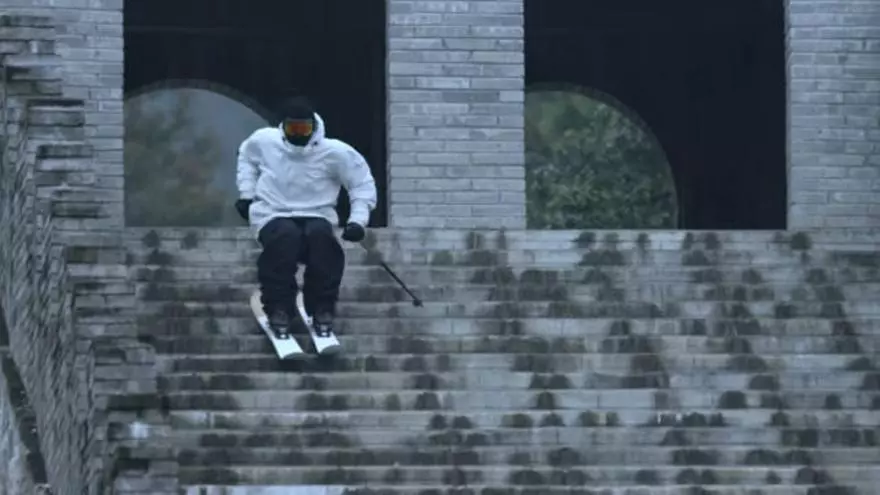 Curioso vídeo de un esquiador esquiando por la Gran Muralla China