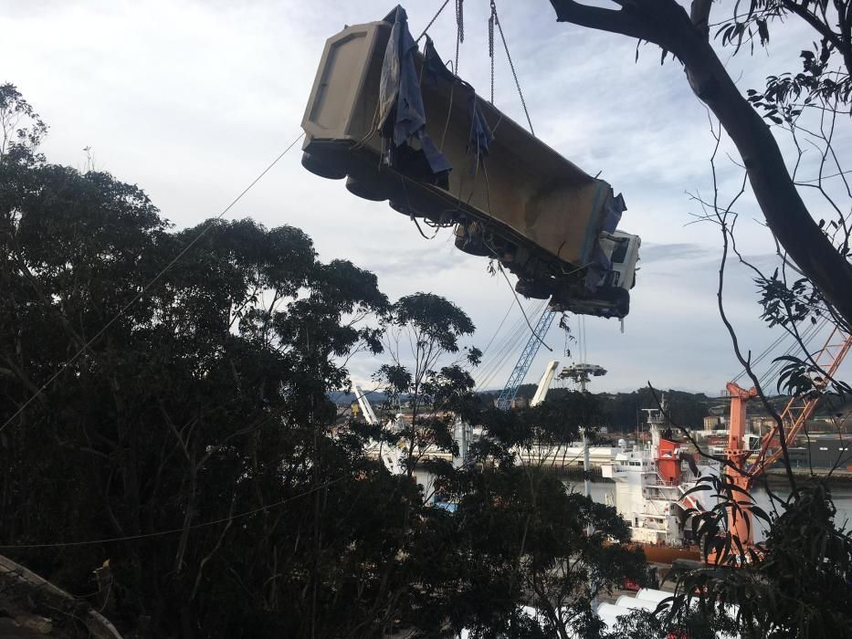 Así quedó el camión que cayó por una ladera de la ría de Avilés