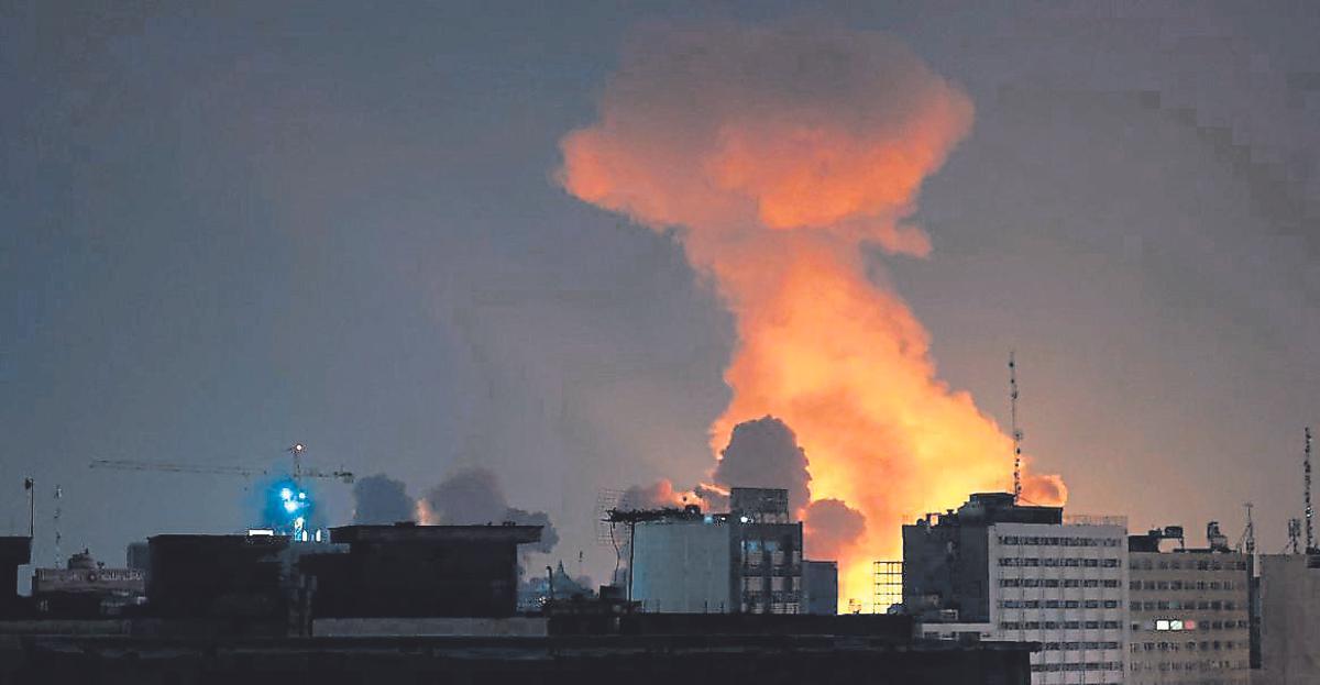 El humo se eleva tras un ataque de Teherán