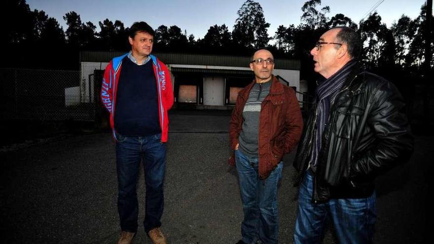 Directivos de la comunidad de montes de Sobrán frente al matadero de Renza. // Iñaki Abella