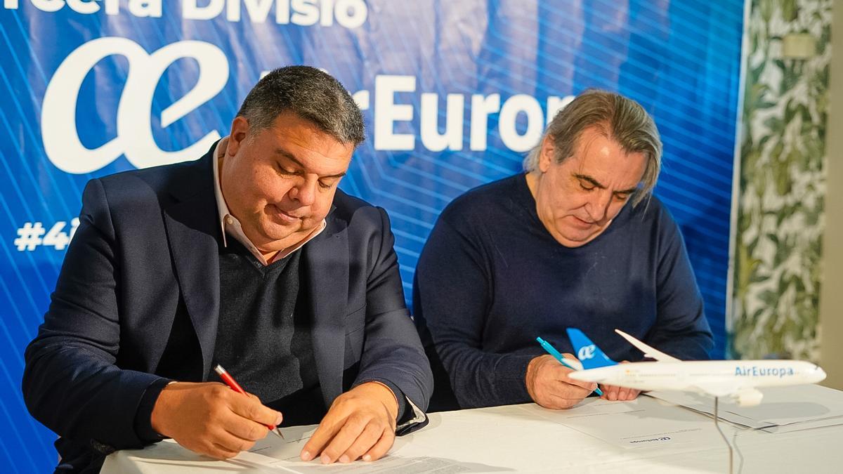Pep Sansó y Mario Hidalgo, firmando el acuerdo entre la FFIB y Air Europa