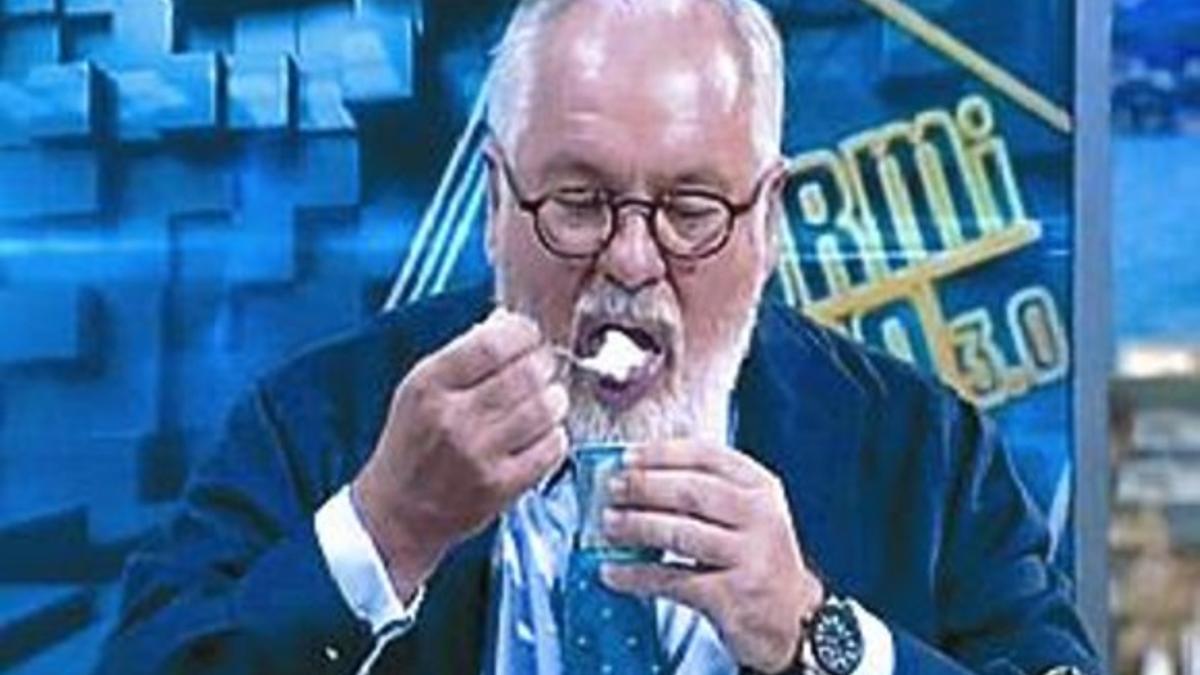 Arias Cañete se comió un yogur que caducó hacía 22 días (A-3 TV).