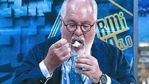 El ministro Miguel Arias Cañete se come un yogur caducado.