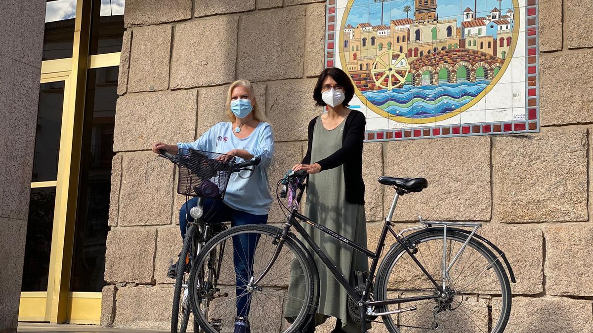 Las concejalas Cristina Pedrajas y Amparo Pernichi con sus bicicletas.