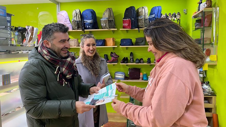 El candidat de Junts a Sant Vicenç fa un porta a porta pel comerç