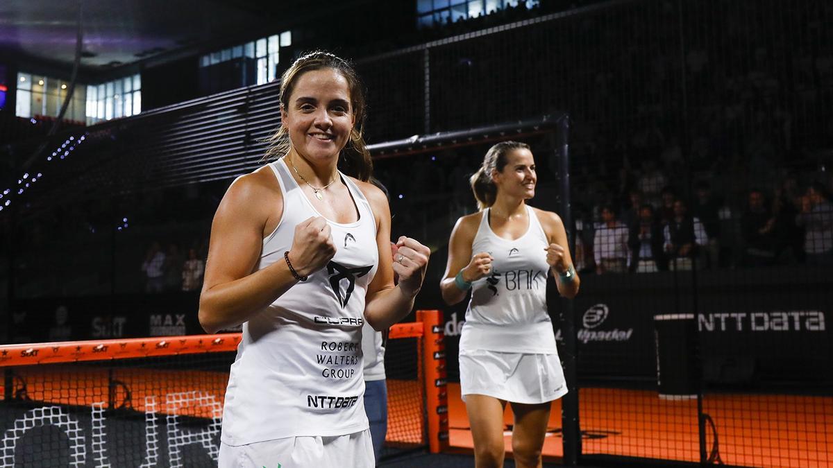 Paula Josemaría y Ariana Sánchez aprietan los puños tras ganar la final del Comunidad de Madrid Master.