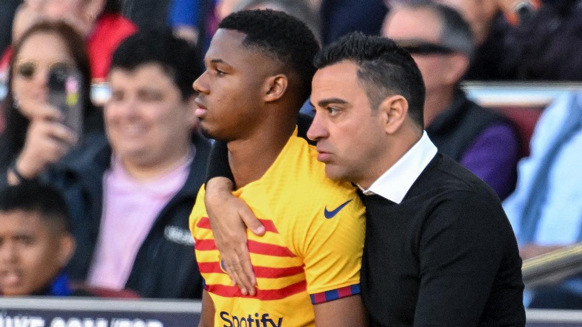 Xavi abraza a Ansu Fati antes de salir en los últimos minutos del Barça-Atlético del Camp Nou.