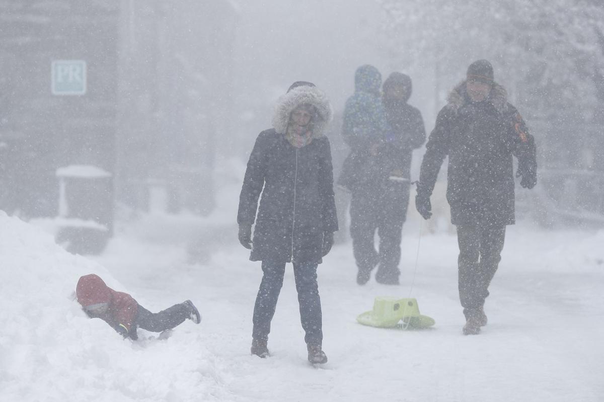 Varias familias juegan en la nieve acumulada, este sábado en Pedrafita do Cebreiro.