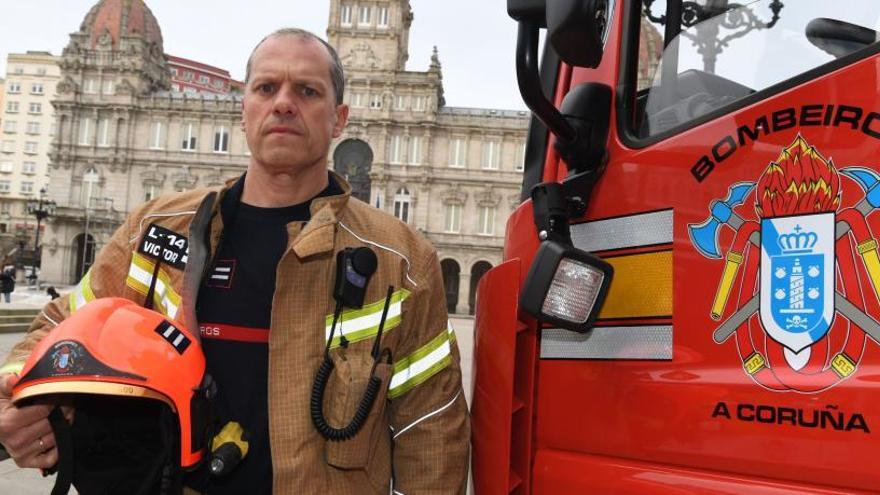 El sargento en el parque de Bomberos de A Coruña, Víctor Sánchez, posa en la plaza de María Pita.