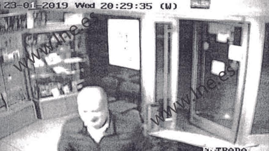 Luis Venta, en la imagen registrada en las cámaras de seguridad de la oficina de Correos.