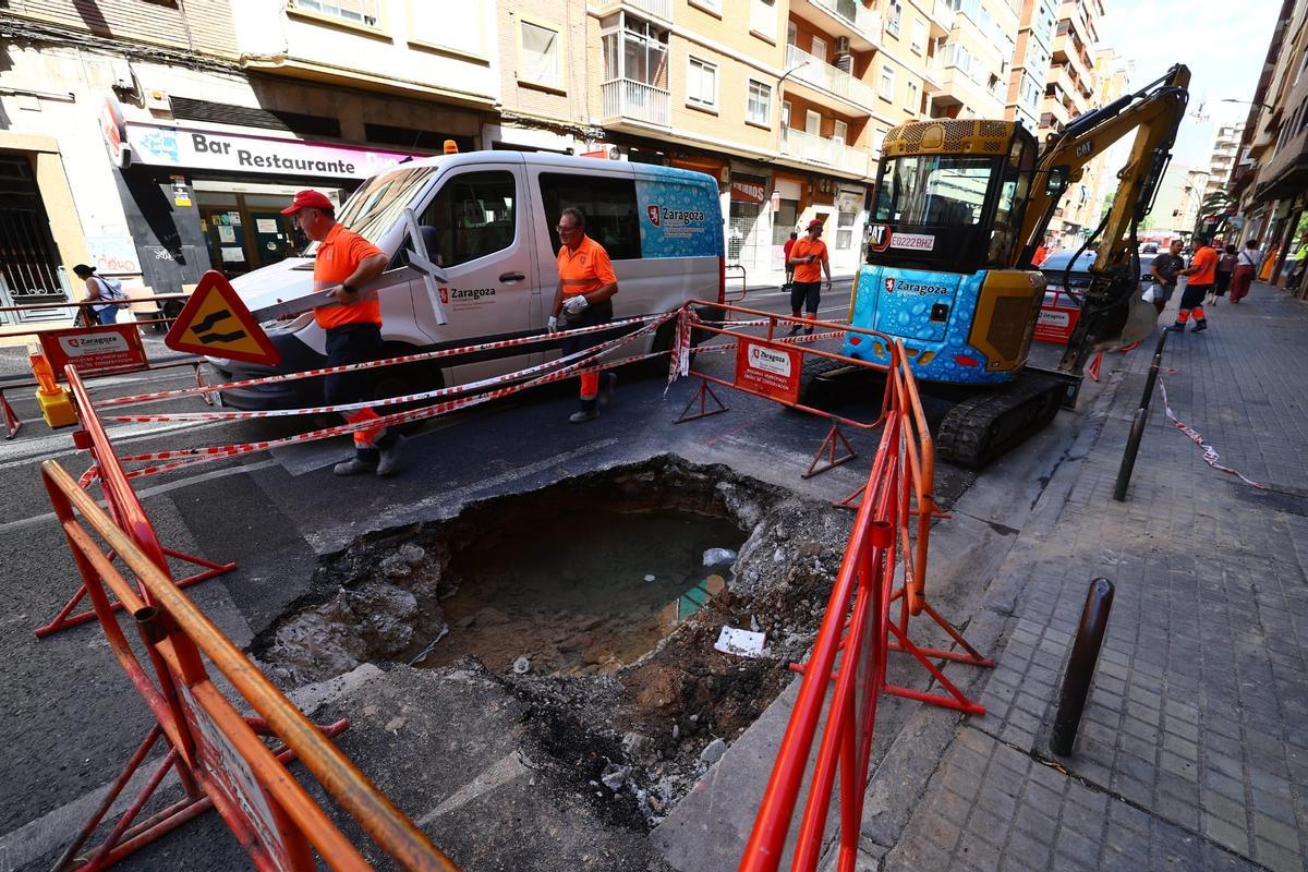 En imágenes I Rotura de una tubería de más 90 años de antigüedad en Miguel Servet