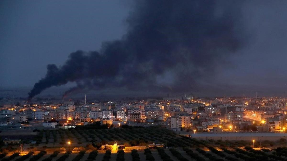 Bombardeos sobre la ciudad siria de Ras al-Ein, vista desde la frontera turca.