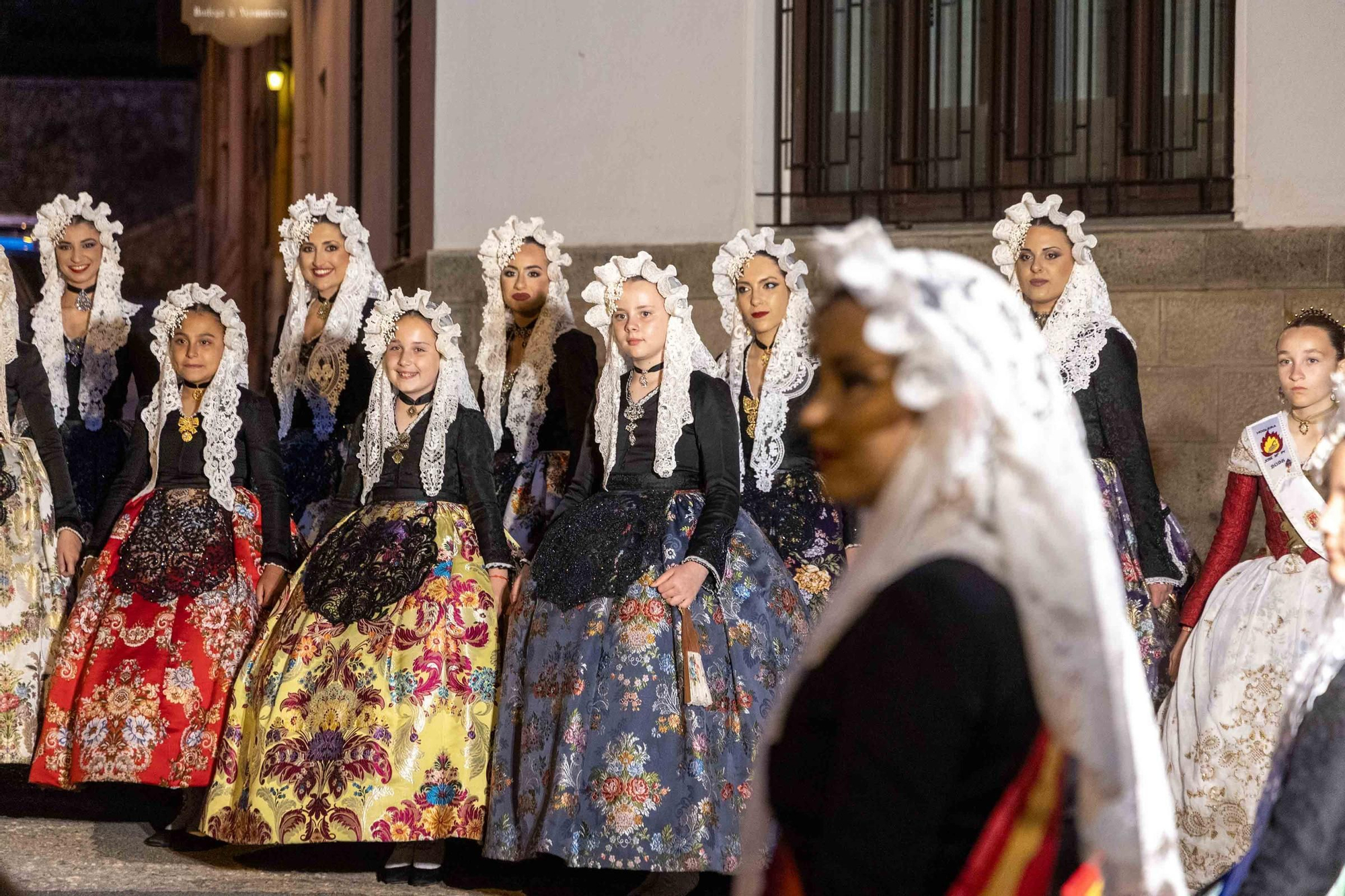 El homenaje al fundador de las Hogueras, José María Py, y el Festival de Bandas de Andrés Llorens iluminan una noche con olor a fiesta y pólvora