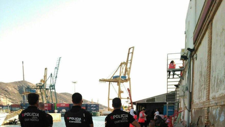 Rescatados 13 inmigrantes llegados en patera