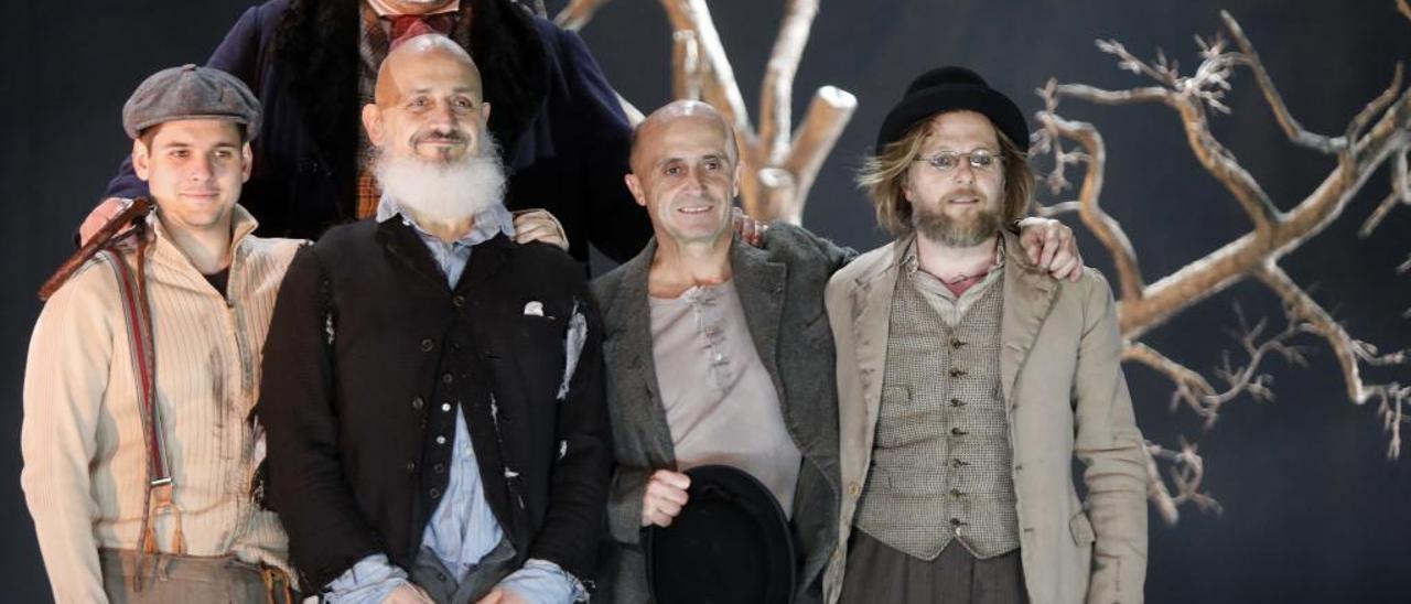 Pepe Viyuela junto a sus compañeros de reparto en «Esperando a Godot», ayer en València.