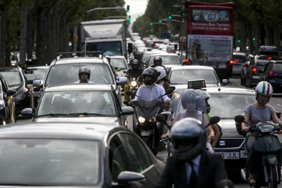 Numerosos coches, motocicletas y autobuses atascados en la confluencia de la avenida Diagonal y el paseo de Gràcia.