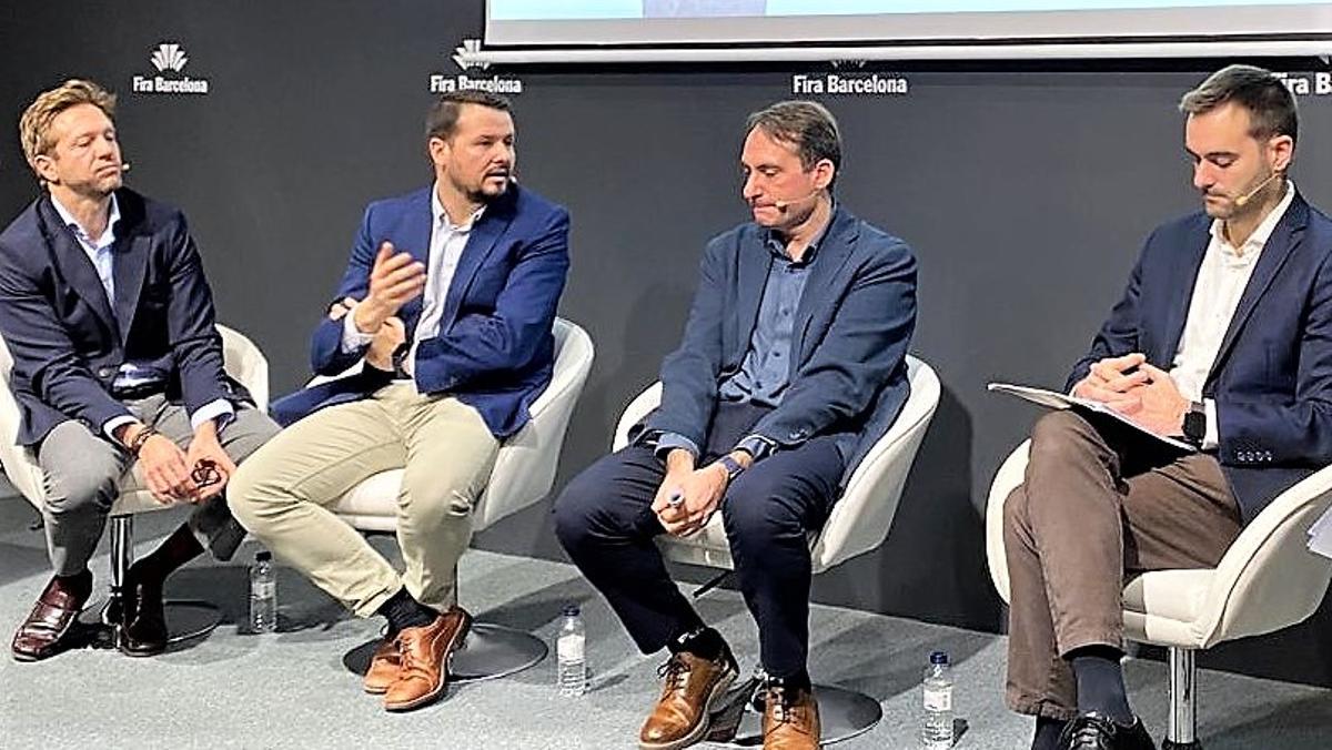 Los ponentes de la charla sobre inteligencia artificial en la Barcelona Wine Week, este lunes: Javier Marco (Bodegas y Viñedos Pradorey), Carlos Tarragona (Spectralgeo), Andrés Saénz (Orisha Agrifood) y Alberto García (Federación Española del Vino).