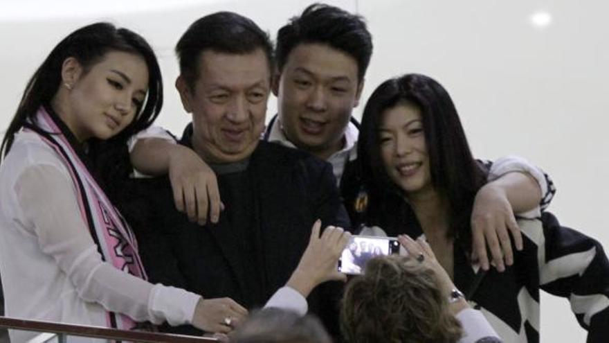 Peter Lim y su familia, ayer en el estadio de Mestalla