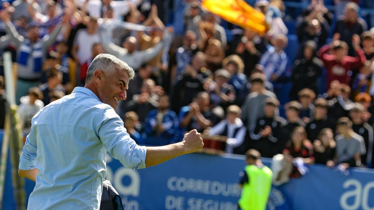 Vicente Parras celebra una victoria en El Collao en la presente temporada.