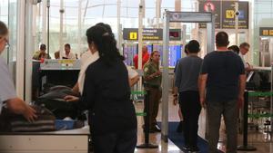 Uno de los controles del aeropuerto de El Prat, el pasado agosto.