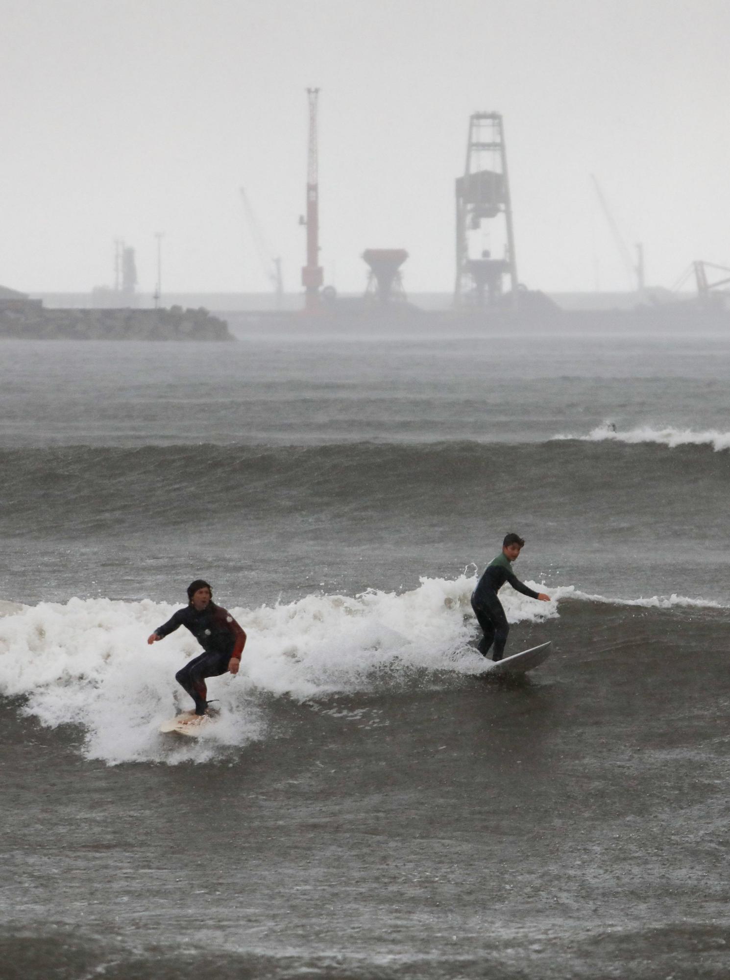 Los surfistas llegan a Poniente