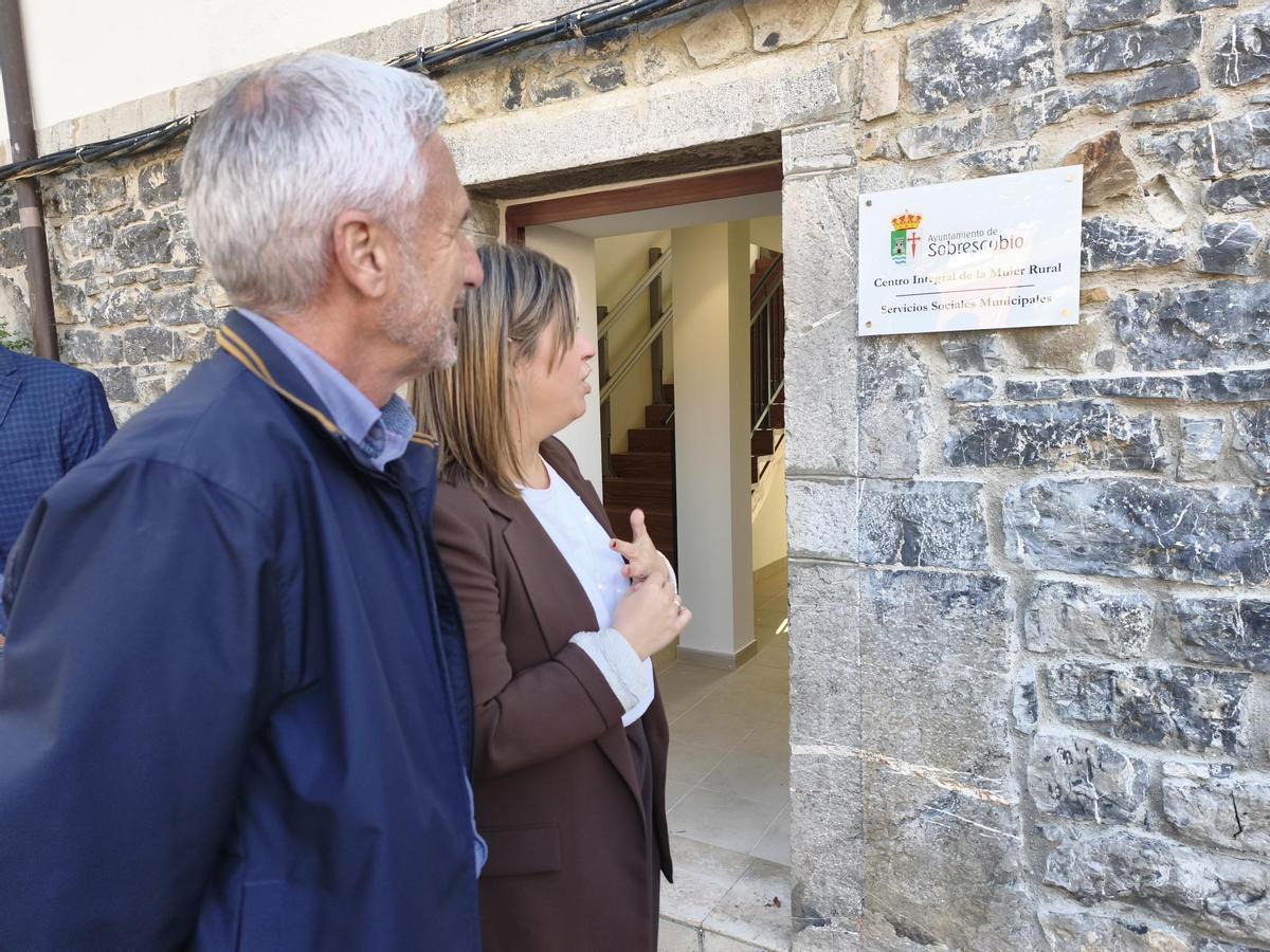 Marcelino Martínez y Gimena Llamedo, en la inauguración del centro de la mujer rural.