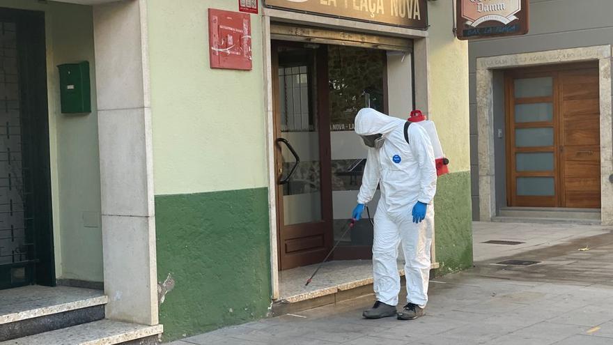 Una plaga de puces obliga a fumigar una plaça de Vilobí i a tancar un parc infantil