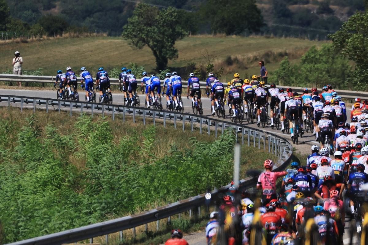 Bourg-en-bresse (France), 20/07/2023.- The peloton in action during the 18th stage of the Tour de France 2023, a 185kms race from Moutiers to Bourg-en-Bresse, France, 20 July 2023. (Ciclismo, Francia) EFE/EPA/MARTIN DIVISEK