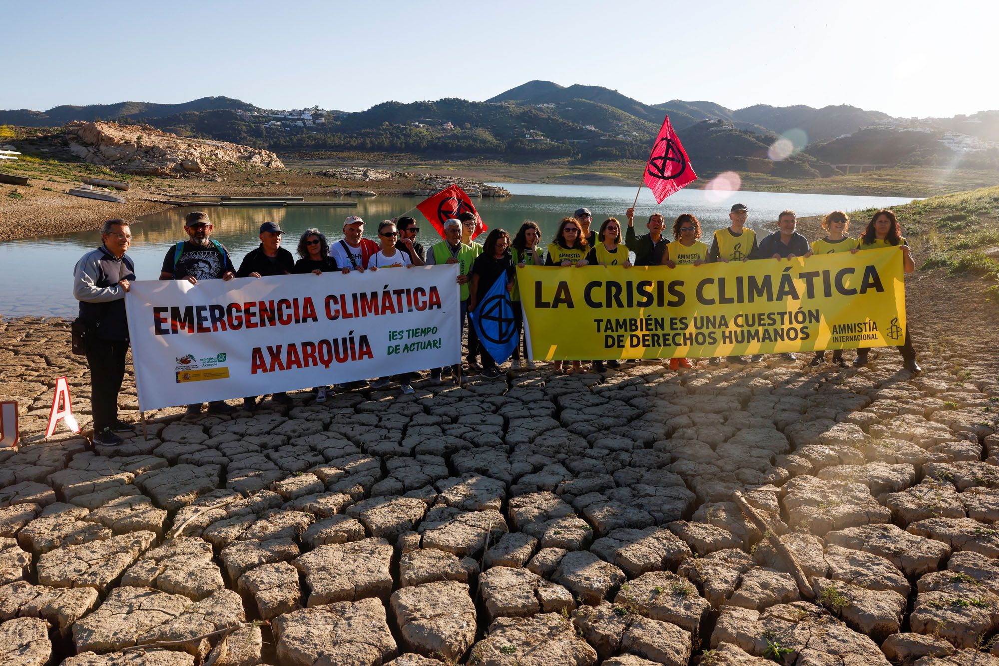 Protesta de ecologistas en el pantano de la Viñuela.