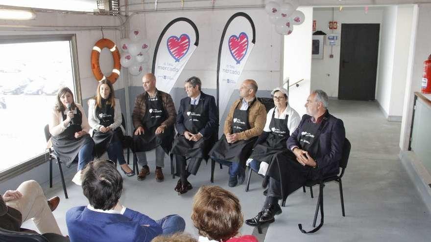 Un momento de la presentación de la campaña en la planta alta de la plaza de abastos de Bueu. // S. Á.