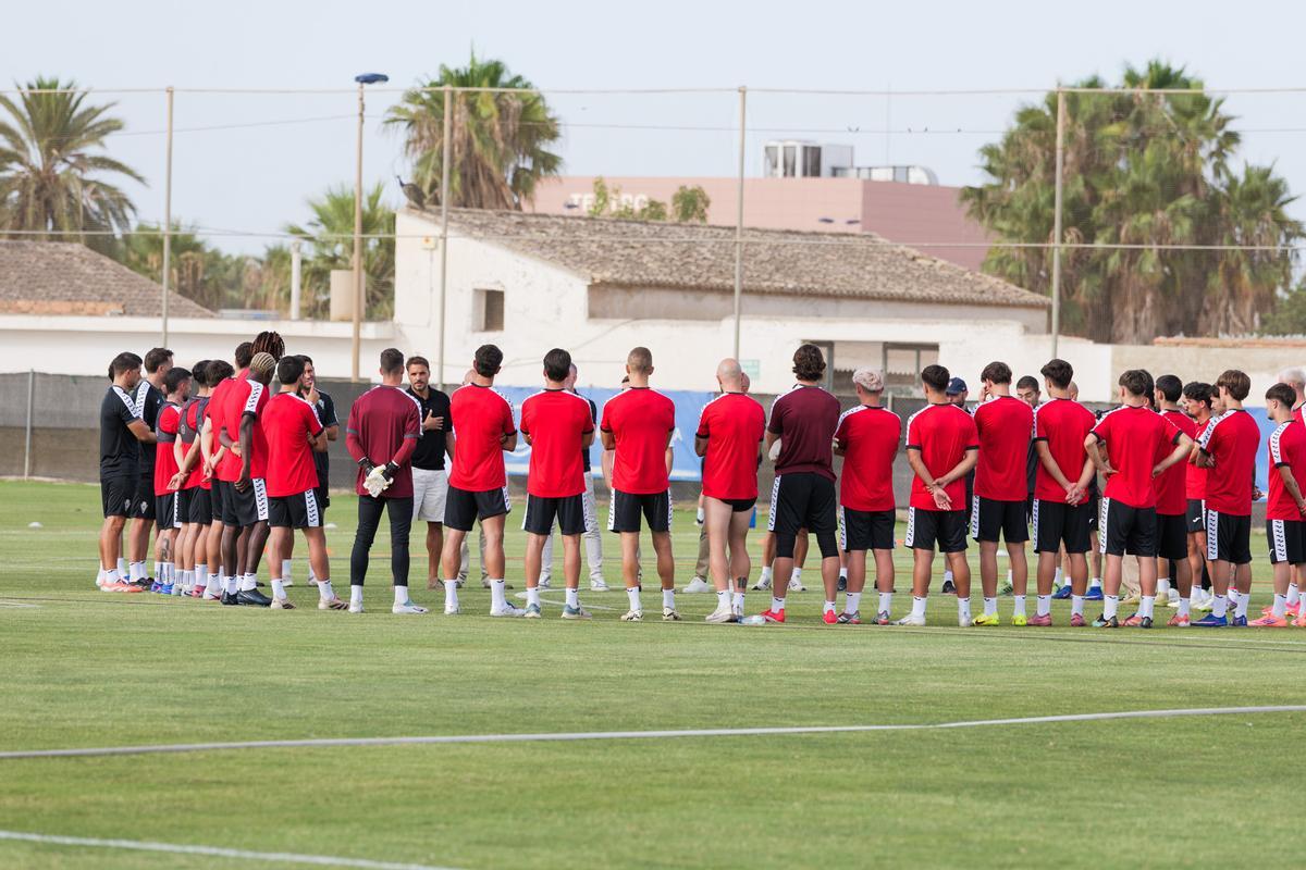 Pedro León, presidente del Real Murcia, charlando con la primera plantilla.