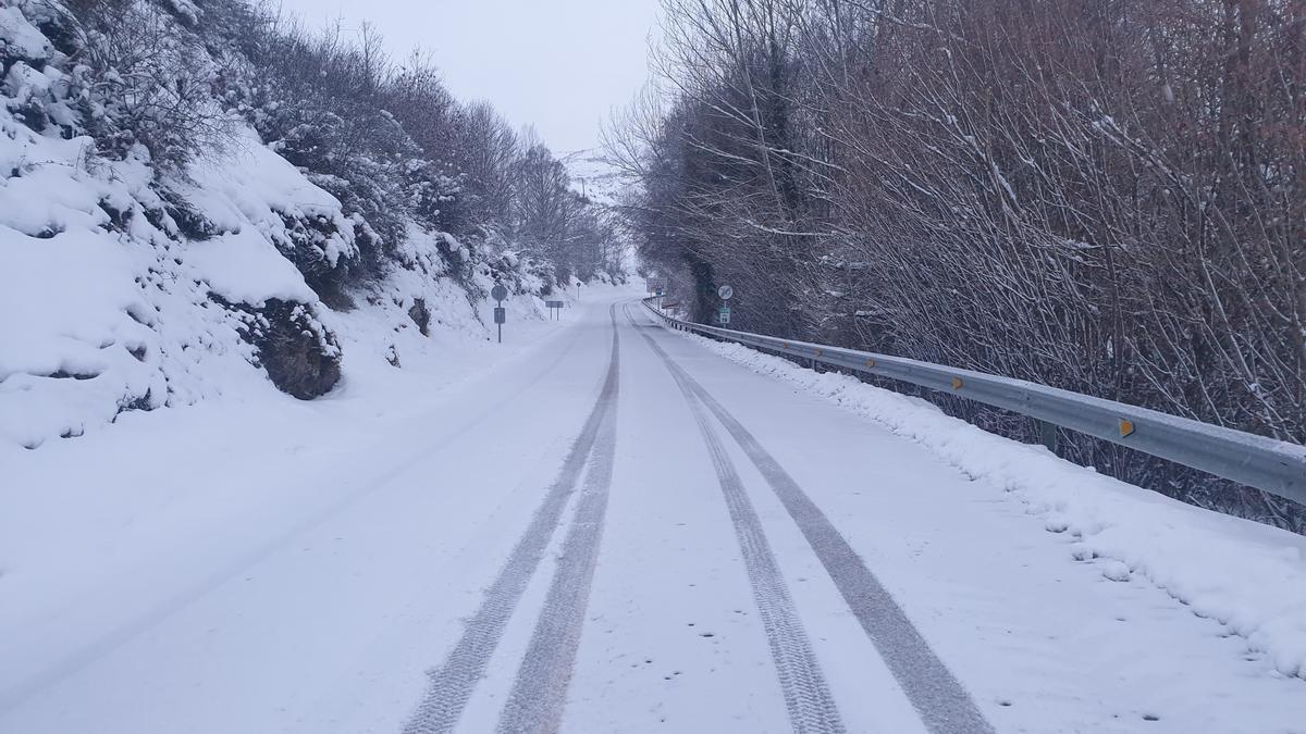 Carretera nevada en Cantabria