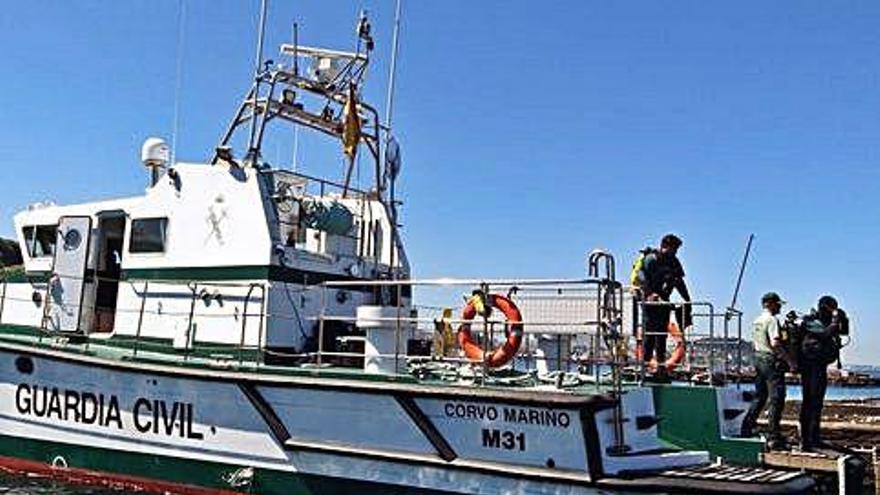 Submarinistas de la Guardia Civil en uno de los rastreos en Rande.