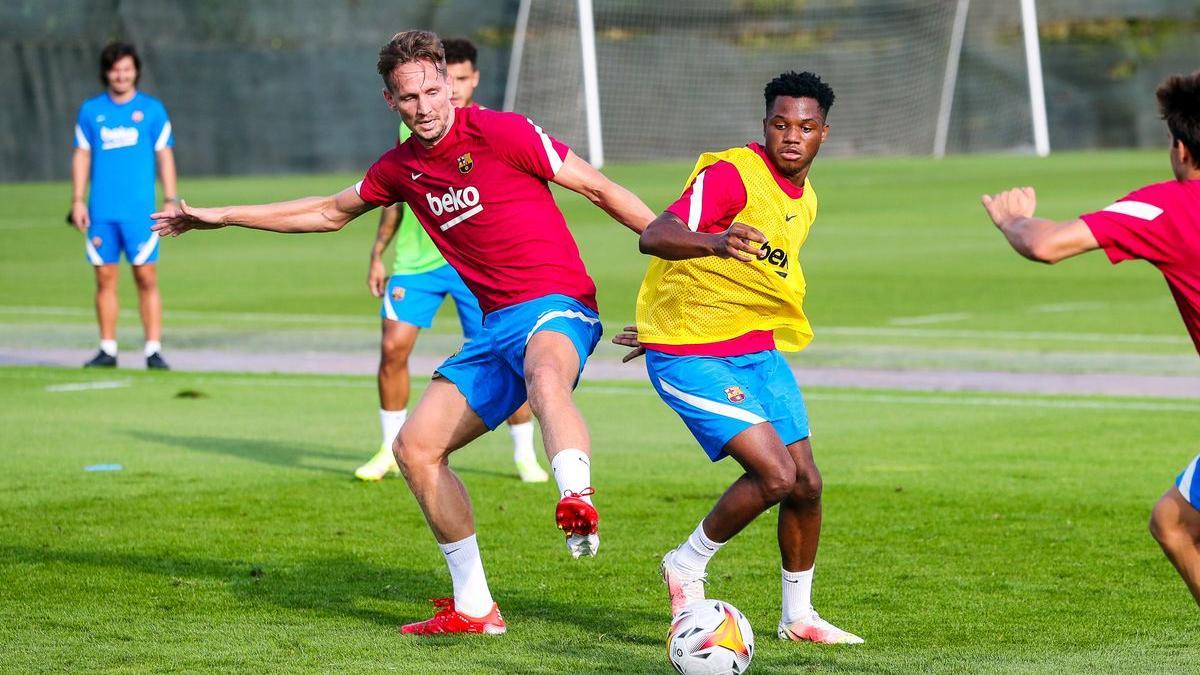 Luuk de Jong pelea por un balón con Ansu en su primer entrenamiento con el Barça.