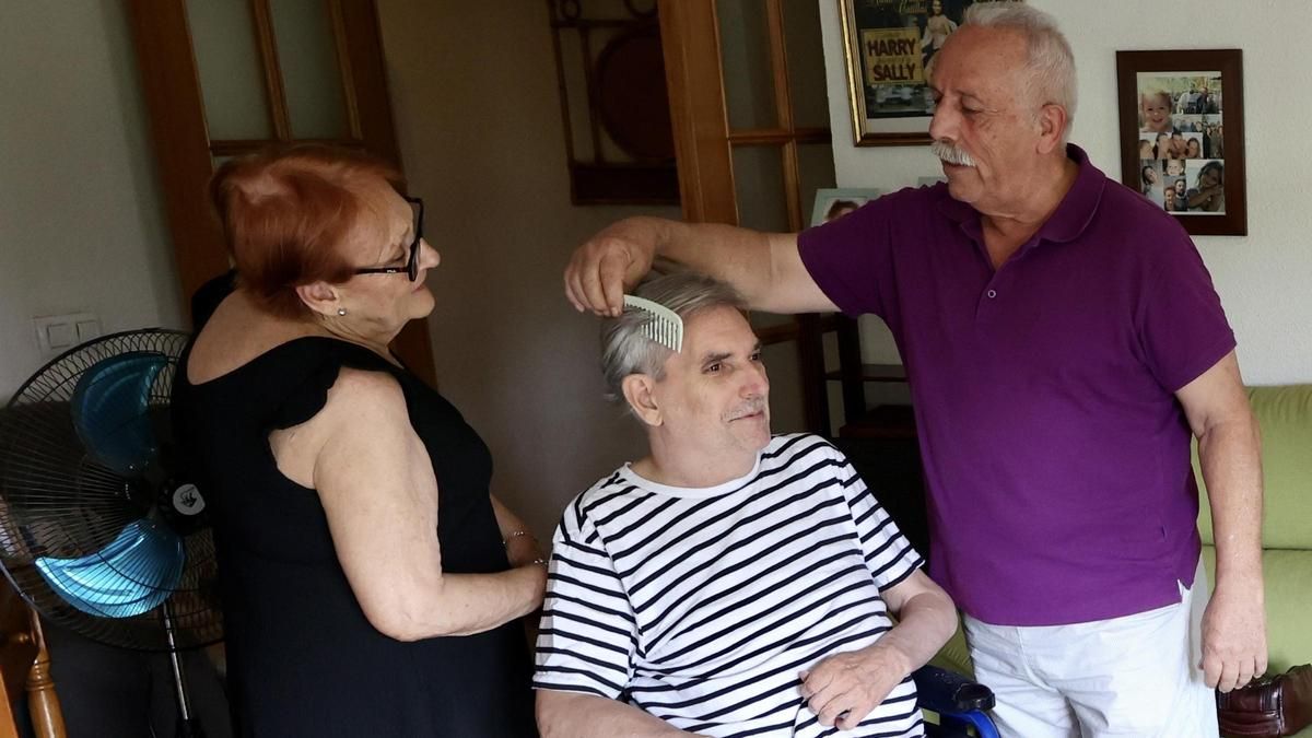 Uno de los voluntarios del proyecto que cuida a cuidadores, Simón Ángel, junto a Juan y su esposa Josefa.