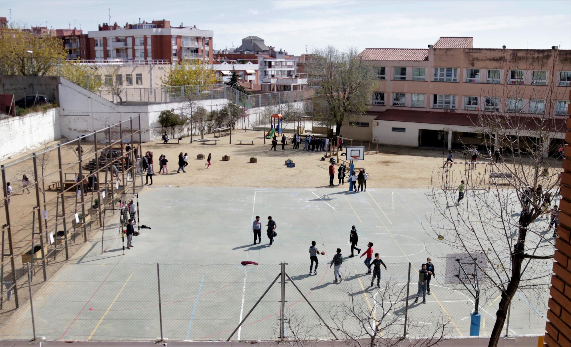 Niños jugando en uno de los patios de IE Mar Mediterrània de Mataró.