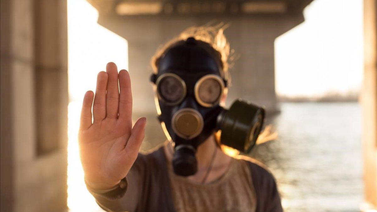 Una persona se protege con una máscara de gas
