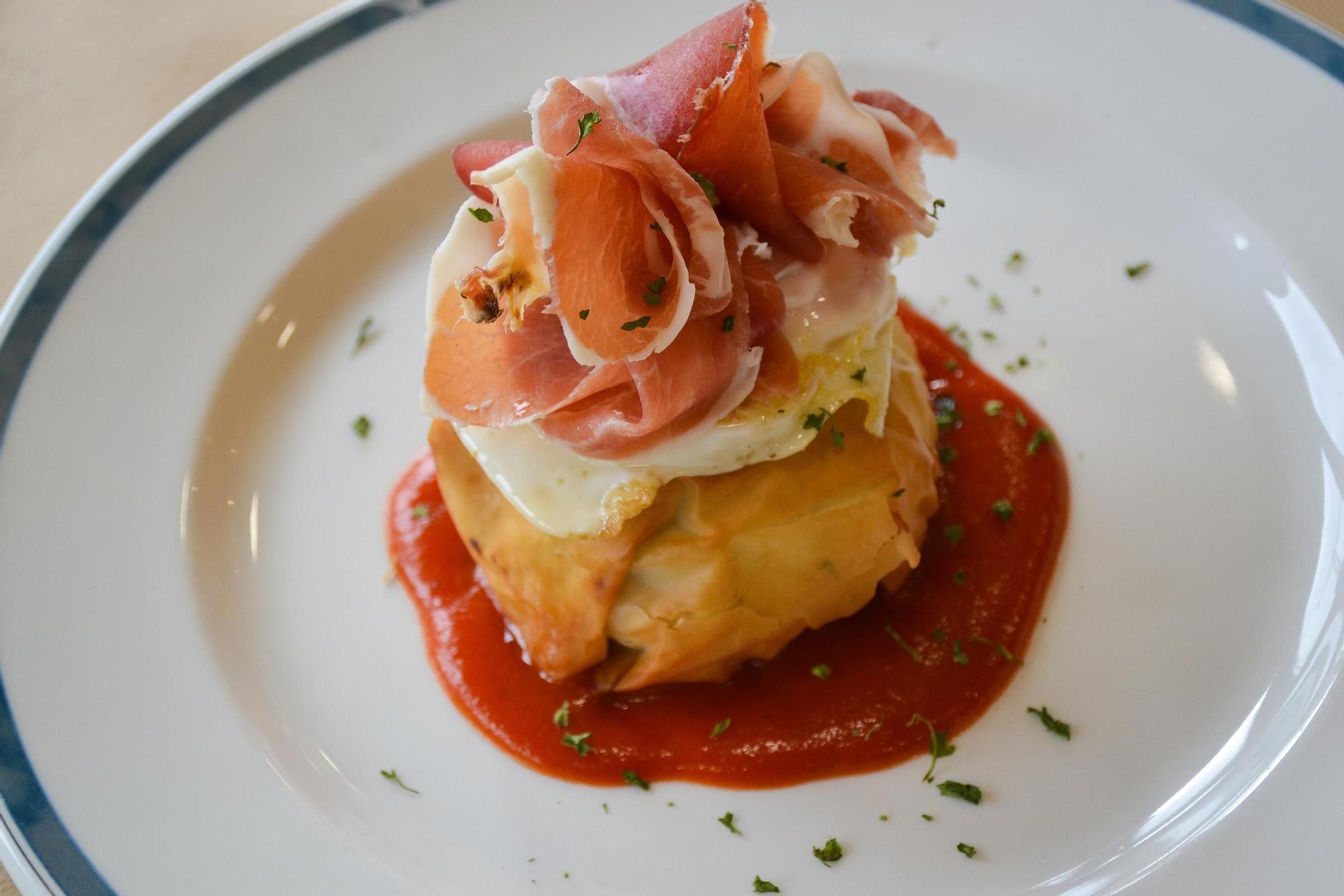 Milhojas de verduras en pasta brie con huevo frito y jamón