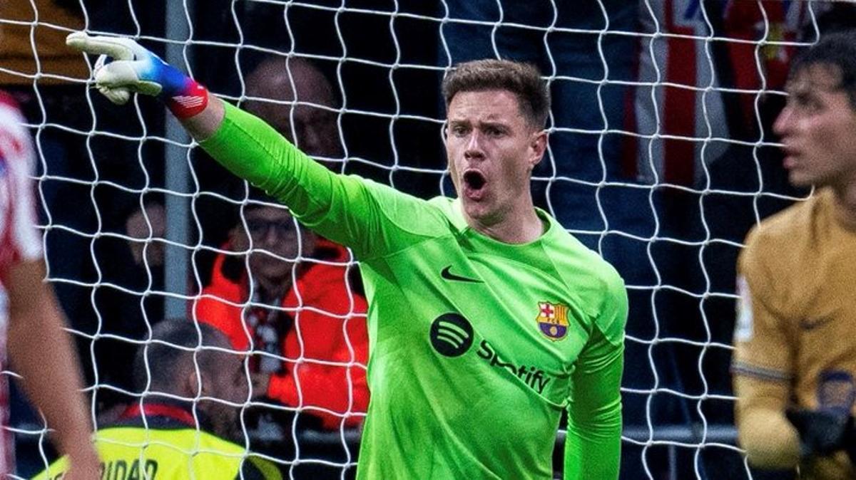 Ter Stegen da órdenes a su defensa durante el Atlético-Barça en el Metropolitano.