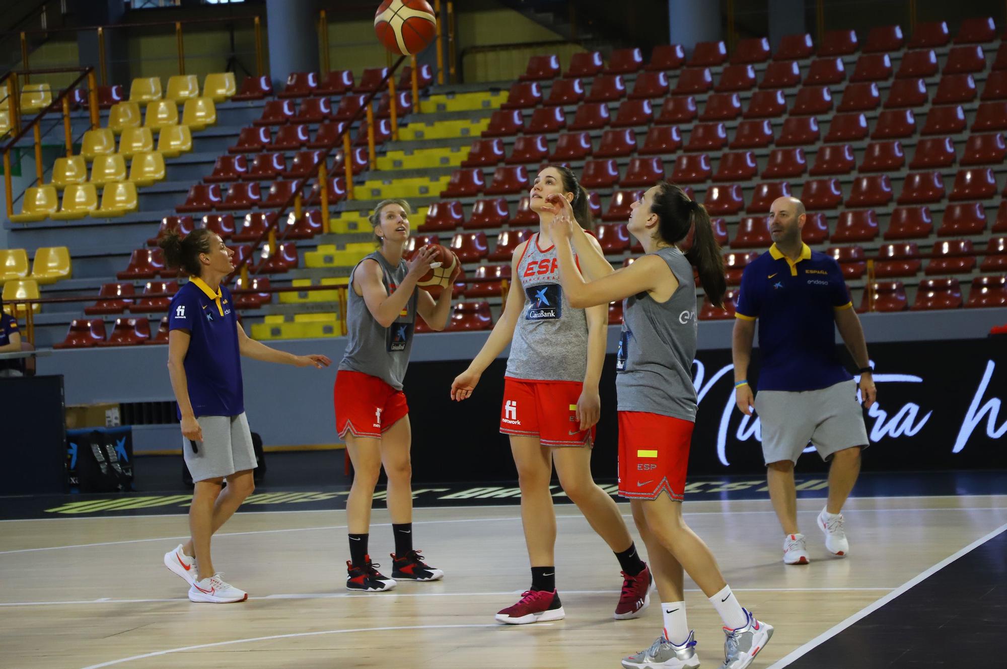 La selección española femenina de baloncesto con el alcalde de Córdoba, en imágenes
