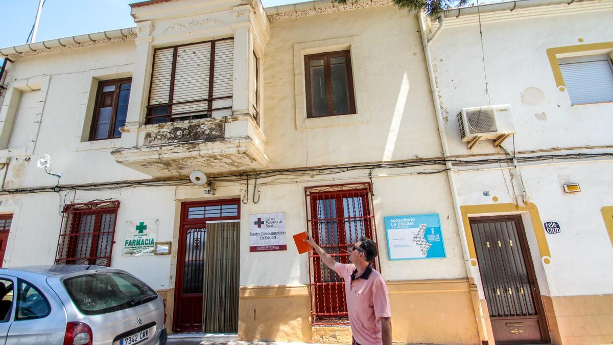 El consultorio médico de La Encina sigue pendiente de las obras de rehabilitación.