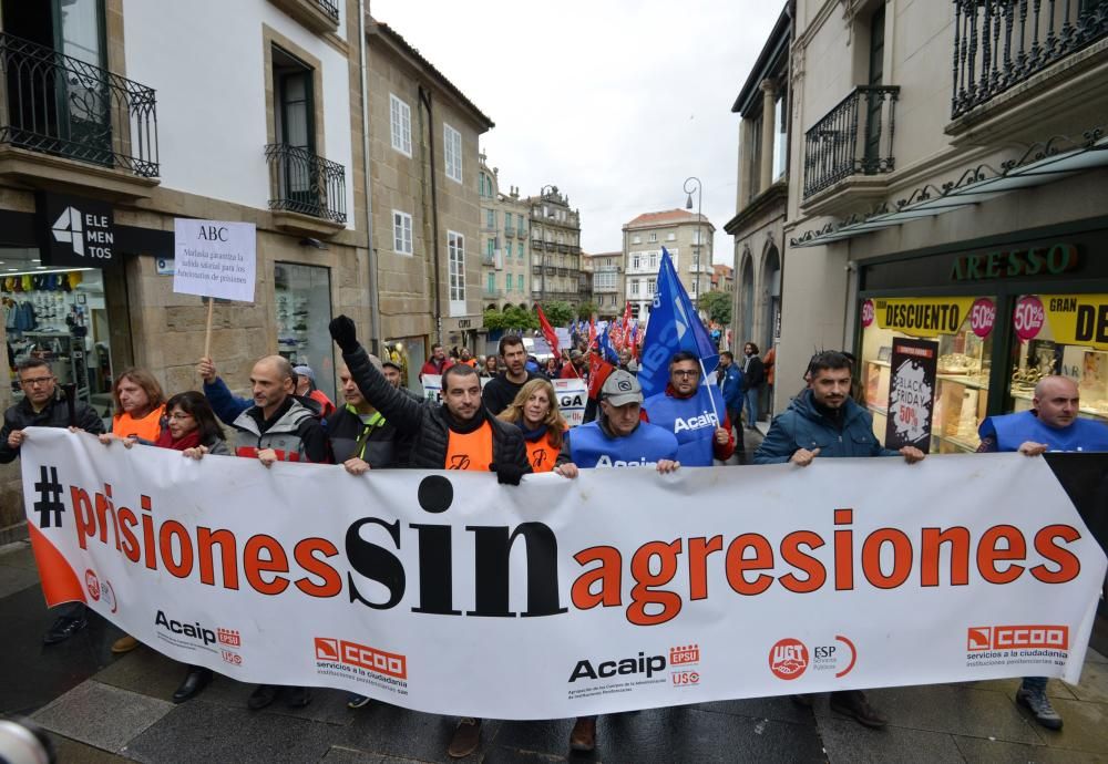 Los funcionarios de prisiones en huelga llevan sus protestas a las calles de Pontevedra
